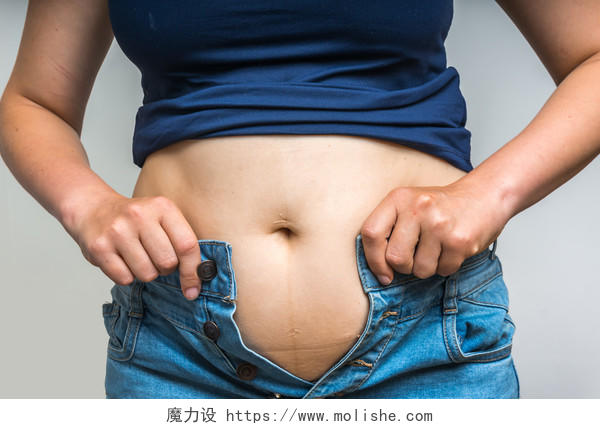 超重的女人穿不上裤子穿牛仔裤肚子肥胖脂肪减肥